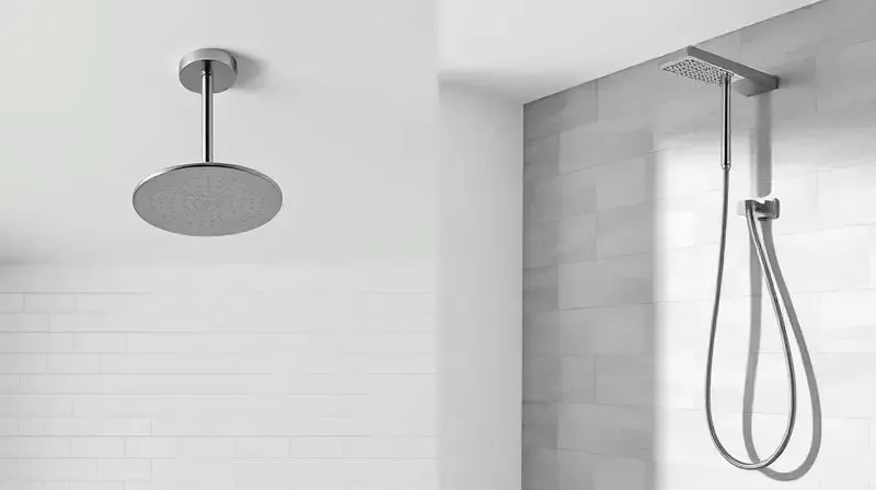 Comparativo visual entre um chuveiro de teto e um chuveiro de parede em um banheiro moderno, destacando as diferenças de instalação.