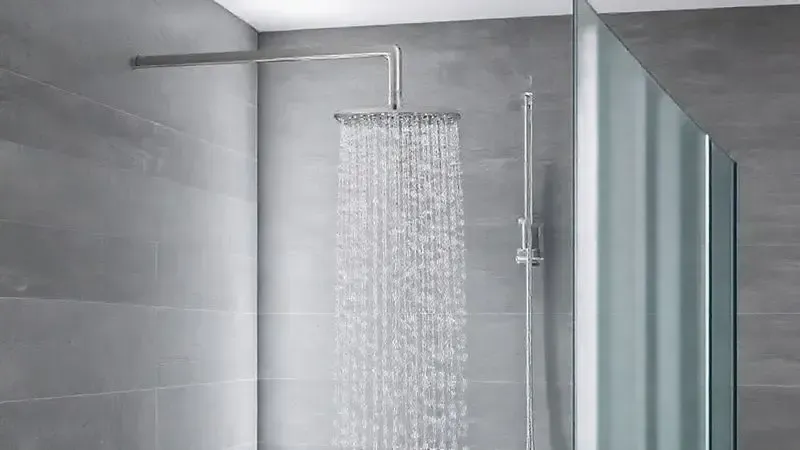 Ducha Acqua Wave Ultra instalada em um banheiro moderno, realçando seu design elegante e acabamento que se integra à decoração.