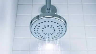 Luz acende com o chuveiro ligado? Entenda a causa e como resolver