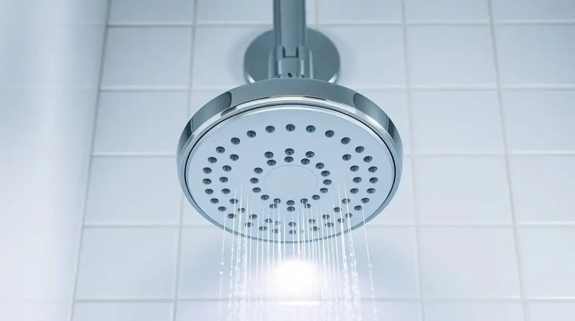 Luz acende com o chuveiro ligado? Entenda a causa e como resolver